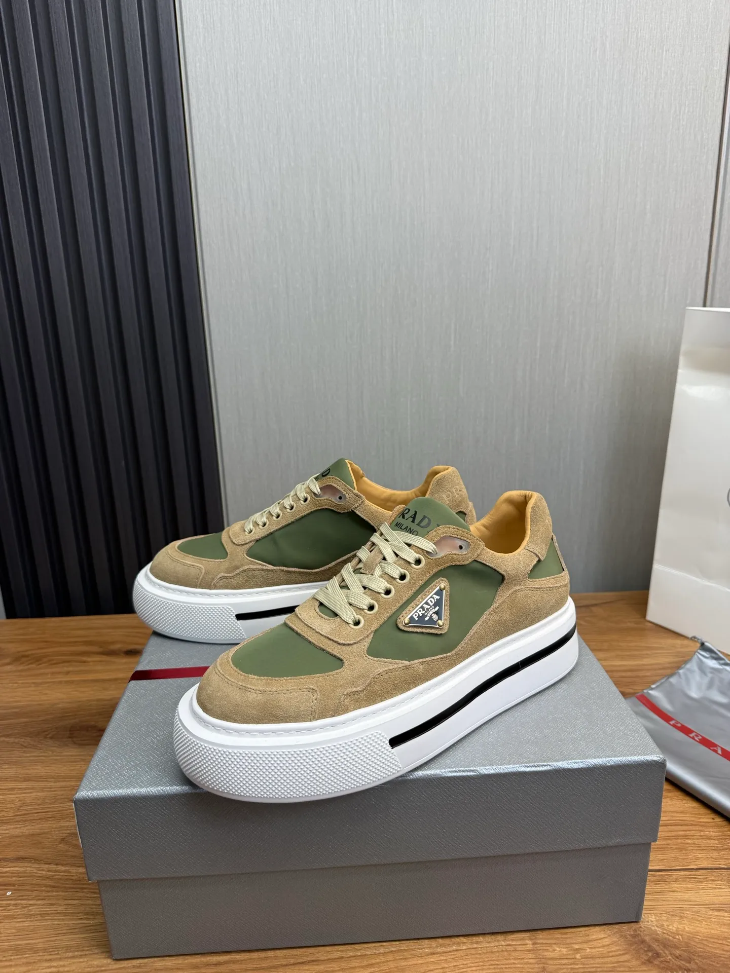 Men's shoes 💰580💰 [PRADA] Hot-selling men's shoes shipped 👏Official website synchronized ⬆️ Original cowhide fabric + cowhide lining, cowhide feet 🐮 1:1 shipment ✔️Original original sole, 38-45 (45. Customized, non-refundable)